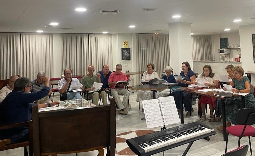 Participa en el coro de la Hermandad o colabora con el economato