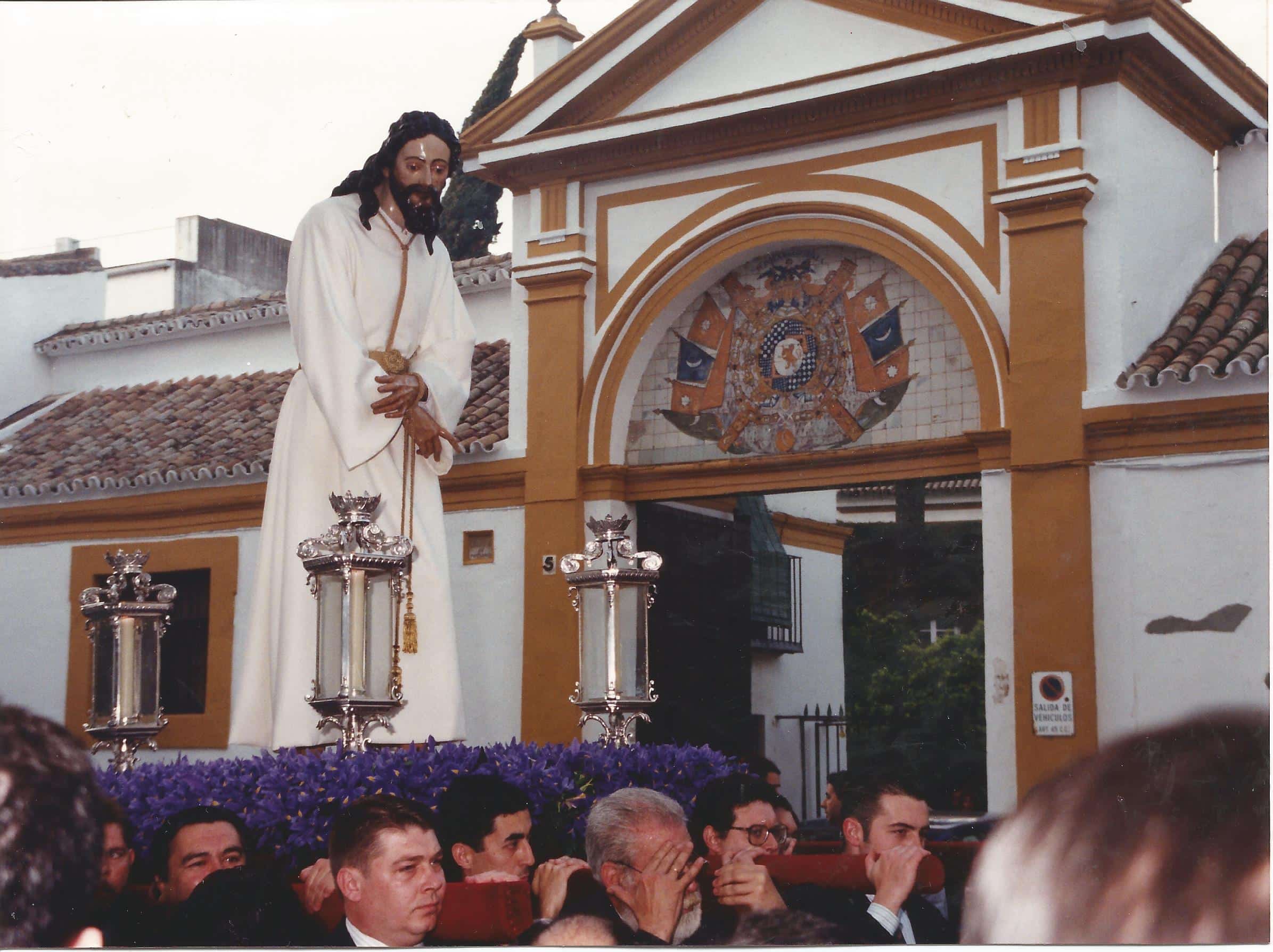 Reparto de papeletas para el Vía Crucis extraordinario