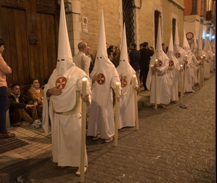 Se aplaza la devolución de las túnicas de la Hermandad