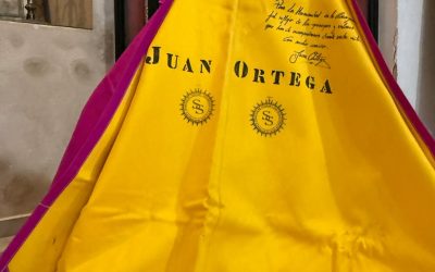 El torero Juan Ortega dona un capote para la Velá